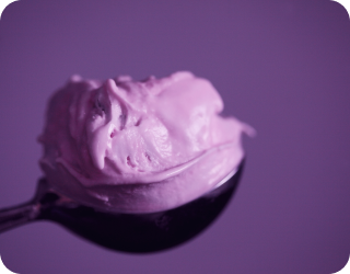 Imagem de um sorvete de morango em uma colher de sorvete